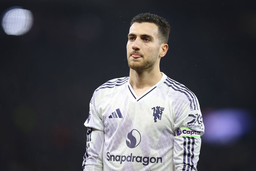 Diogo Dalot a usar a braçadeira de capitão pelo Manchester United