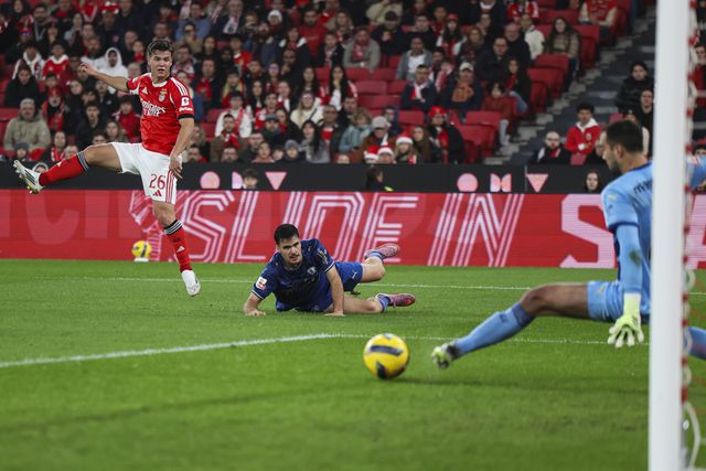 Penálti de Pavlidis faz a diferença: Benfica derrota Famalicão