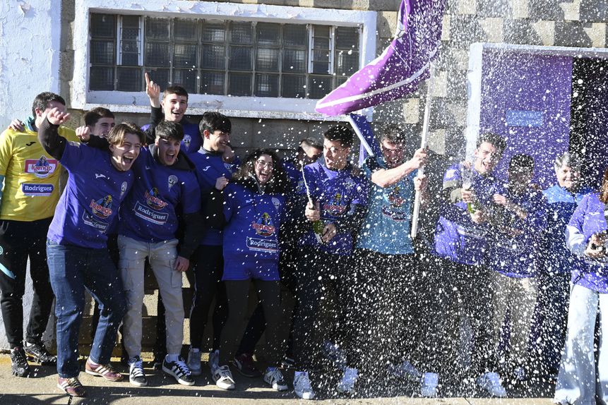 Membros do La Baneza festejam - Foto: J. CASARES/EFE