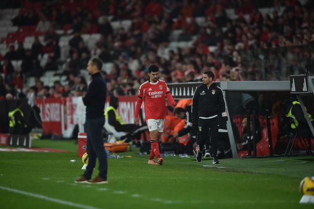 Tomás Araújo a sair do relvado pelo próprio pé - Foto: Miguel Nunes