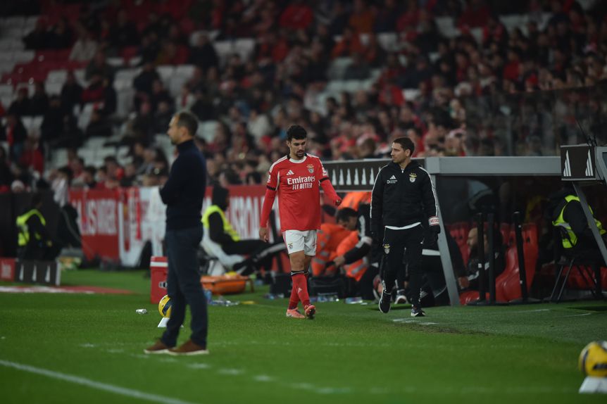 Tomás Araújo a sair do relvado pelo próprio pé - Foto: Miguel Nunes