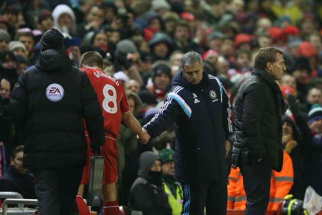 José Mourinho a cumprimentar Steven Gerrard num duelo entre o Liverpool e o Chelsea em 2015
