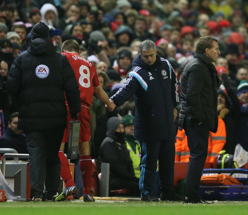 José Mourinho a cumprimentar Steven Gerrard num duelo entre o Liverpool e o Chelsea em 2015