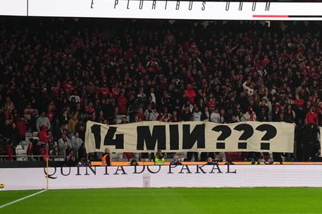 Ainda o Santa Clara-Sporting: claque do Benfica protesta com tarja