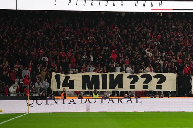 Ainda o Santa Clara-Sporting: claque do Benfica protesta com tarja