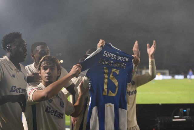 Jogadores do FC Porto a dedicarem o golo a Vasco Sousa - Foto: Sérgio Miguel Santos