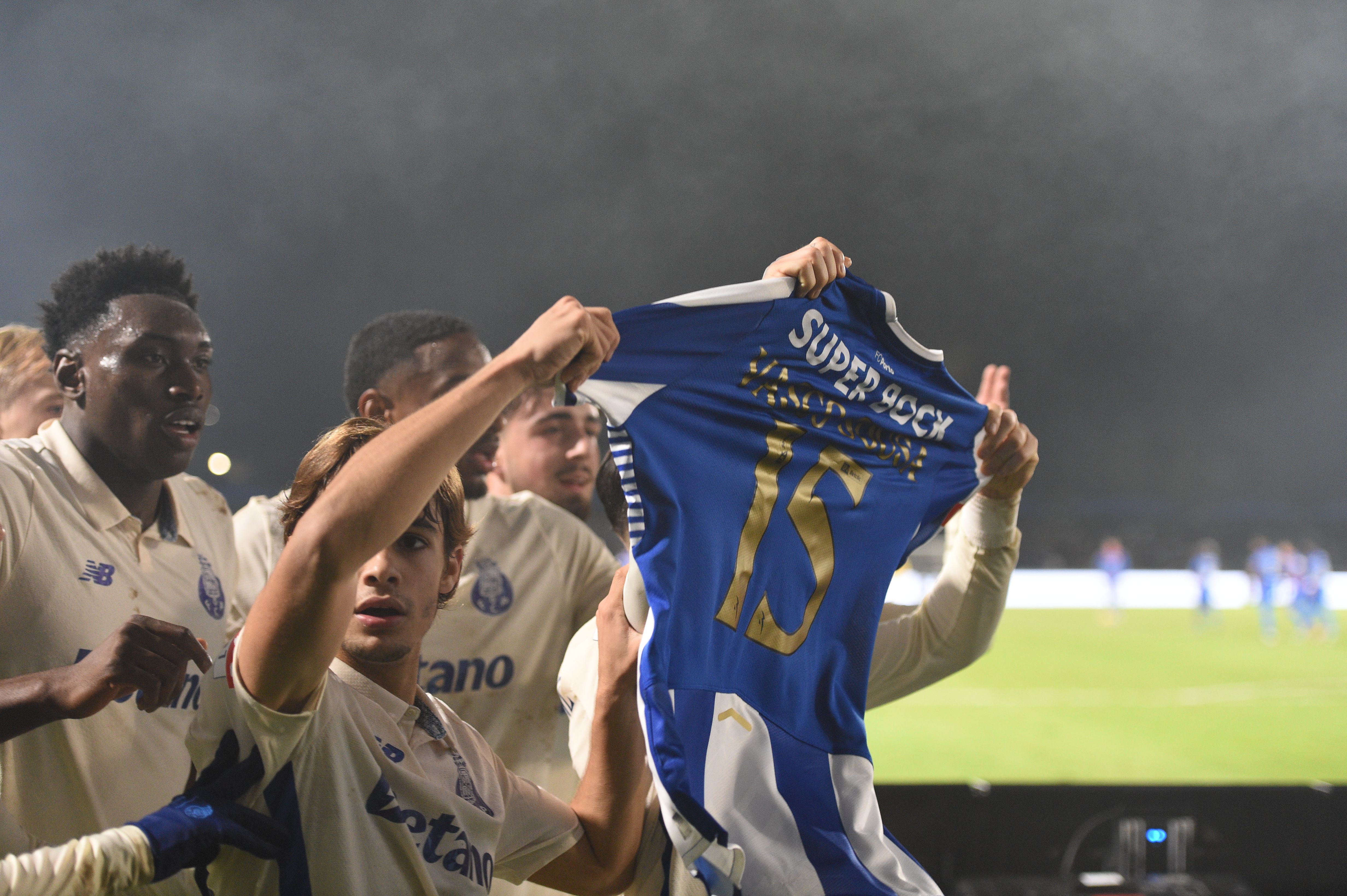 Jogadores do FC Porto dedicaram golo a Vasco Sousa, que sofreu lesão ao serviço do Moreirense - Foto: Sérgio Miguel Santos