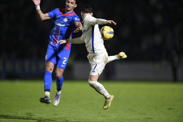 Nabil Touaizi em duelo com Borja Sainz no Alverca-FC Porto - Foto: Sérgio Miguel Santos