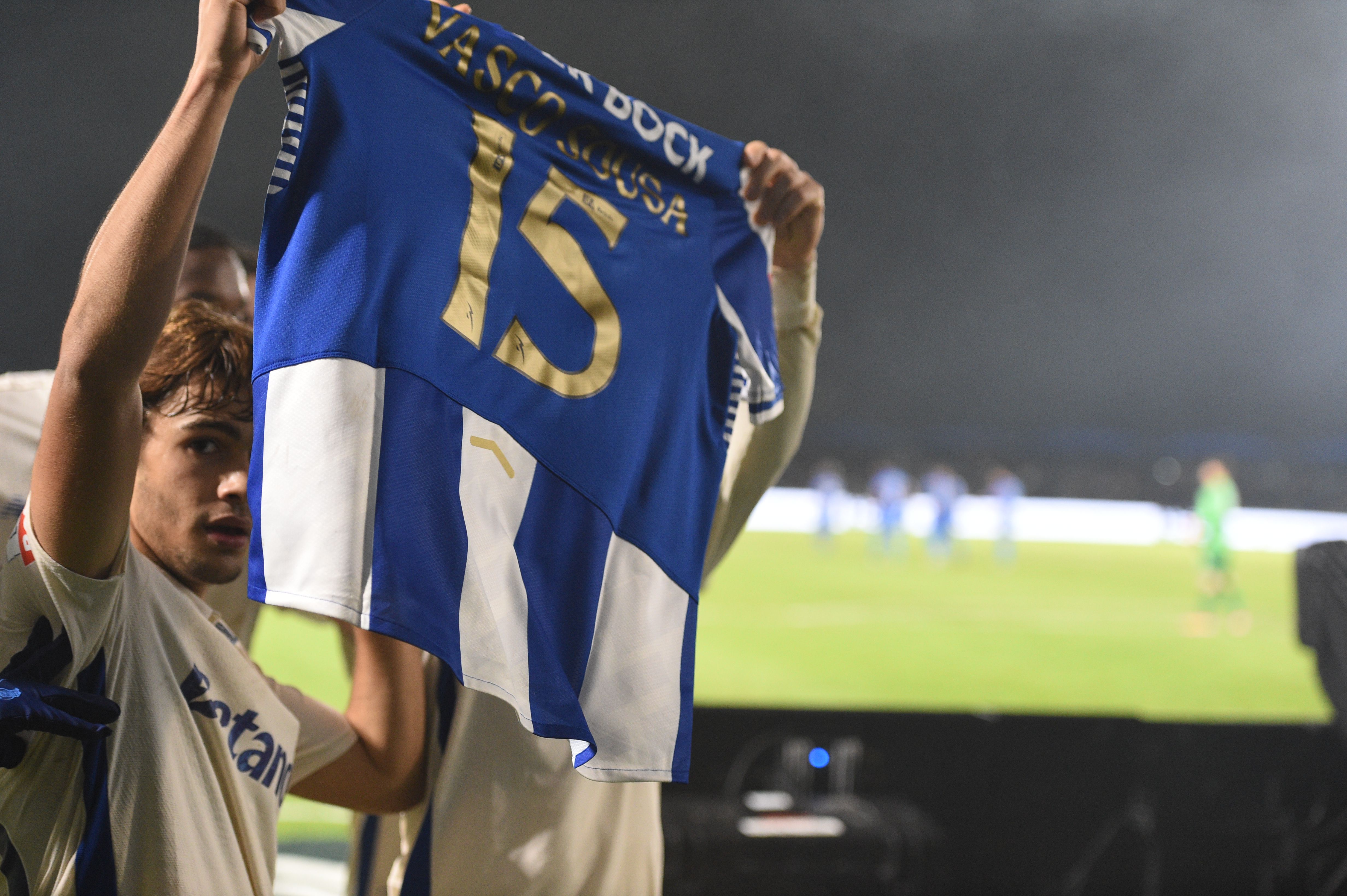 Jogadores do FC Porto dedicaram golo a Vasco Sousa, que sofreu lesão ao serviço do Moreirense - Foto: Sérgio Miguel Santos