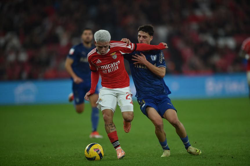 Prestianni num lance de ataque no jogo com o Famalicão — Foto: Miguel Nunes