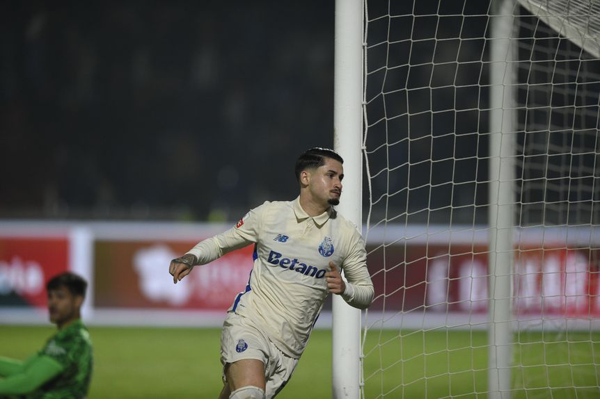 Borja Sainz bisou pelo FC Porto em Alverca - Foto: Sérgio Miguel Santos