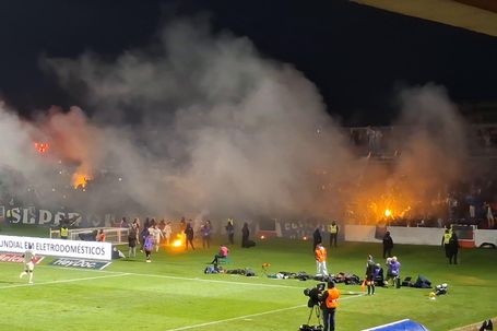 Adeptos do FC Porto atiram tocha para o meio da própria equipa