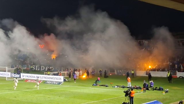 Adeptos do FC Porto atiram tocha para o meio da própria equipa