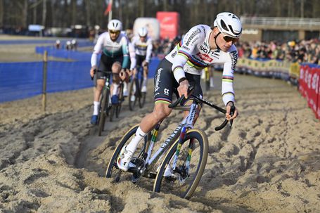 Van der Poel é 'demasiada areia' para Van Aert