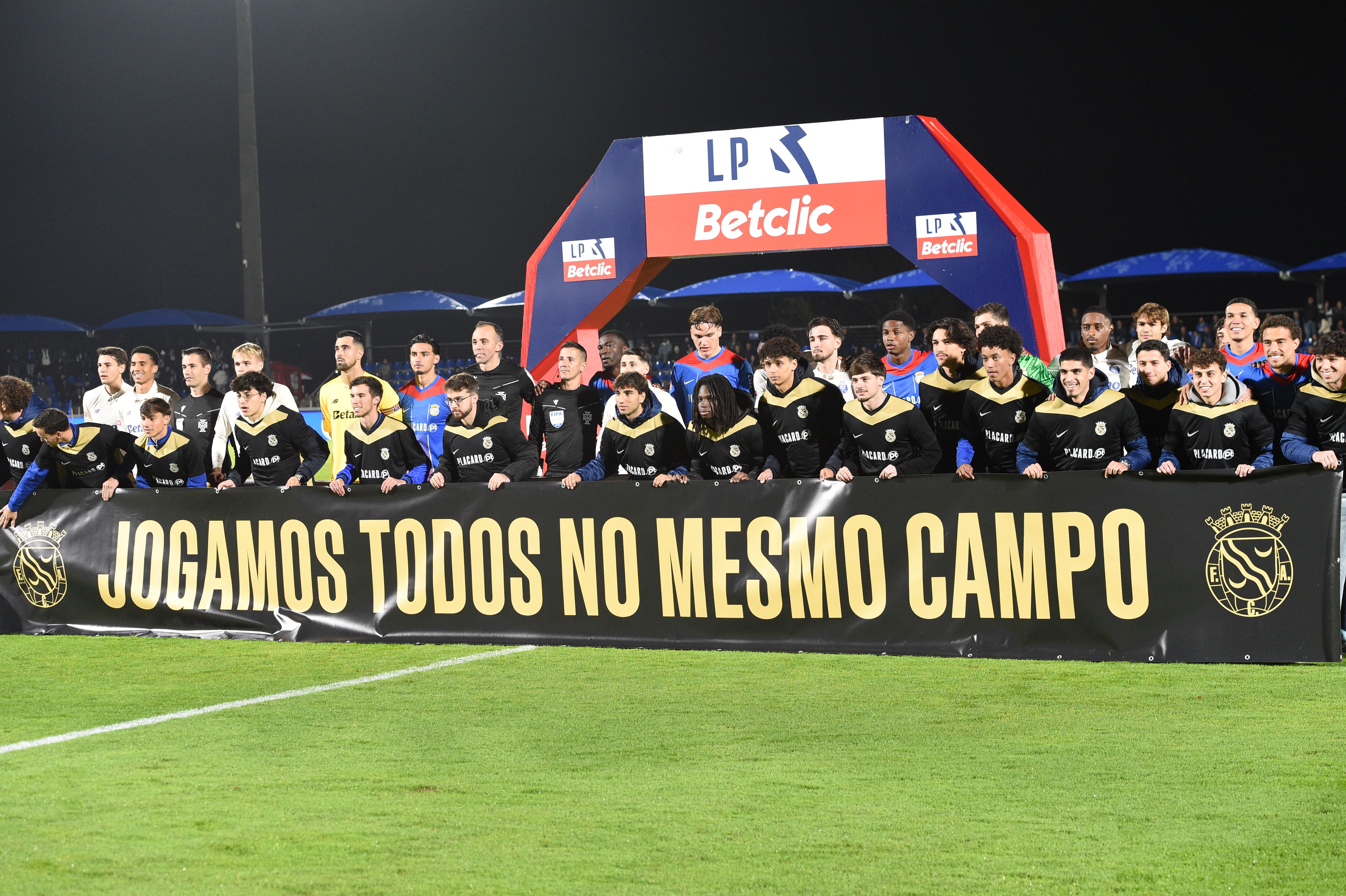 Apoio do Alverca à equipa B, que milita no Campeonato de Portugal e foi alvo de insultos racistas e discriminatórios nas redes sociais - Foto: Sérgio Miguel Santos