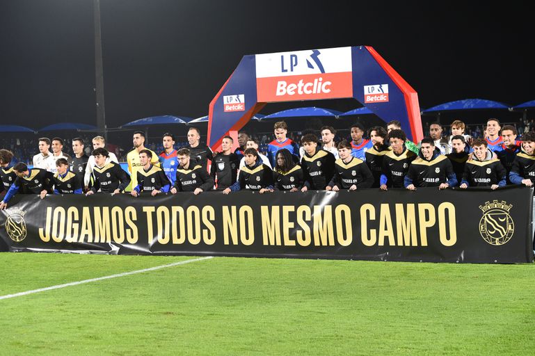 Apoio do Alverca à equipa B, que milita no Campeonato de Portugal e foi alvo de insultos racistas e discriminatórios nas redes sociais - Foto: Sérgio Miguel Santos