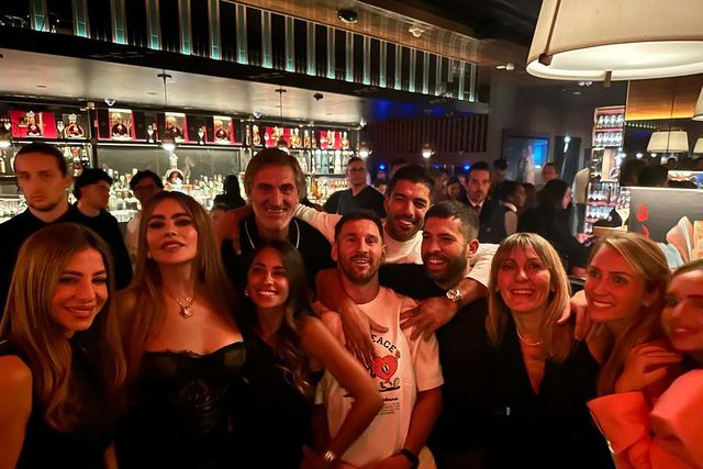 Noite animada: Sofia Vergara partilha fotografia com Messi, Suárez, Alba e Busquets
