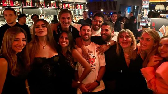Noite animada: Sofia Vergara partilha fotografia com Messi, Suárez, Alba e Busquets