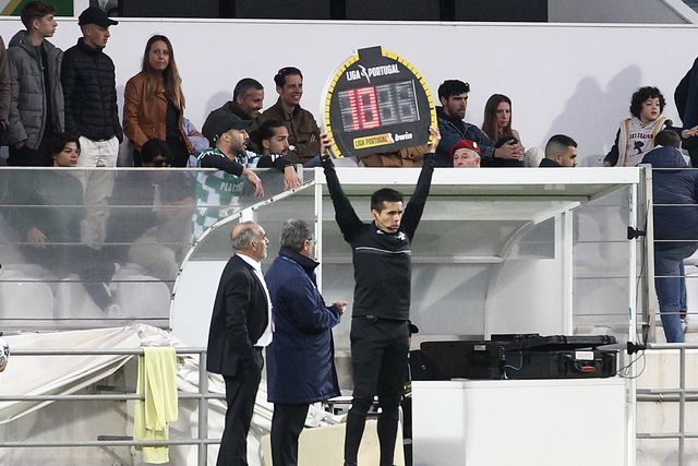 Cronometrar as compensações e a ideia de fora-de-jogo de Wenger: há que refletir