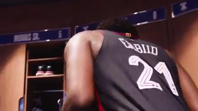 Embiid teve direito a banho especial ao somar 70 pontos