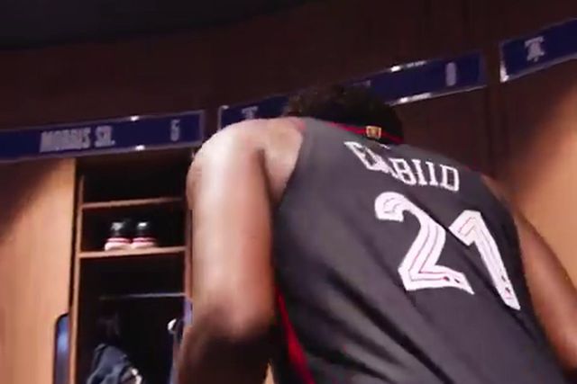 Embiid teve direito a banho especial ao somar 70 pontos