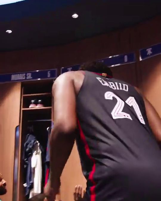 Embiid teve direito a banho especial ao somar 70 pontos