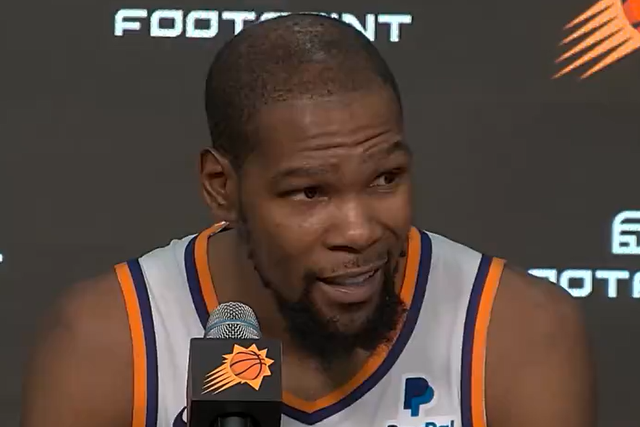 Kevin Durant com ar de surpresa