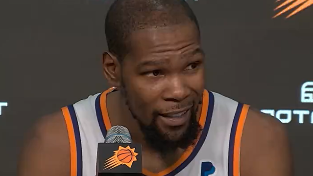 Kevin Durant com ar de surpresa