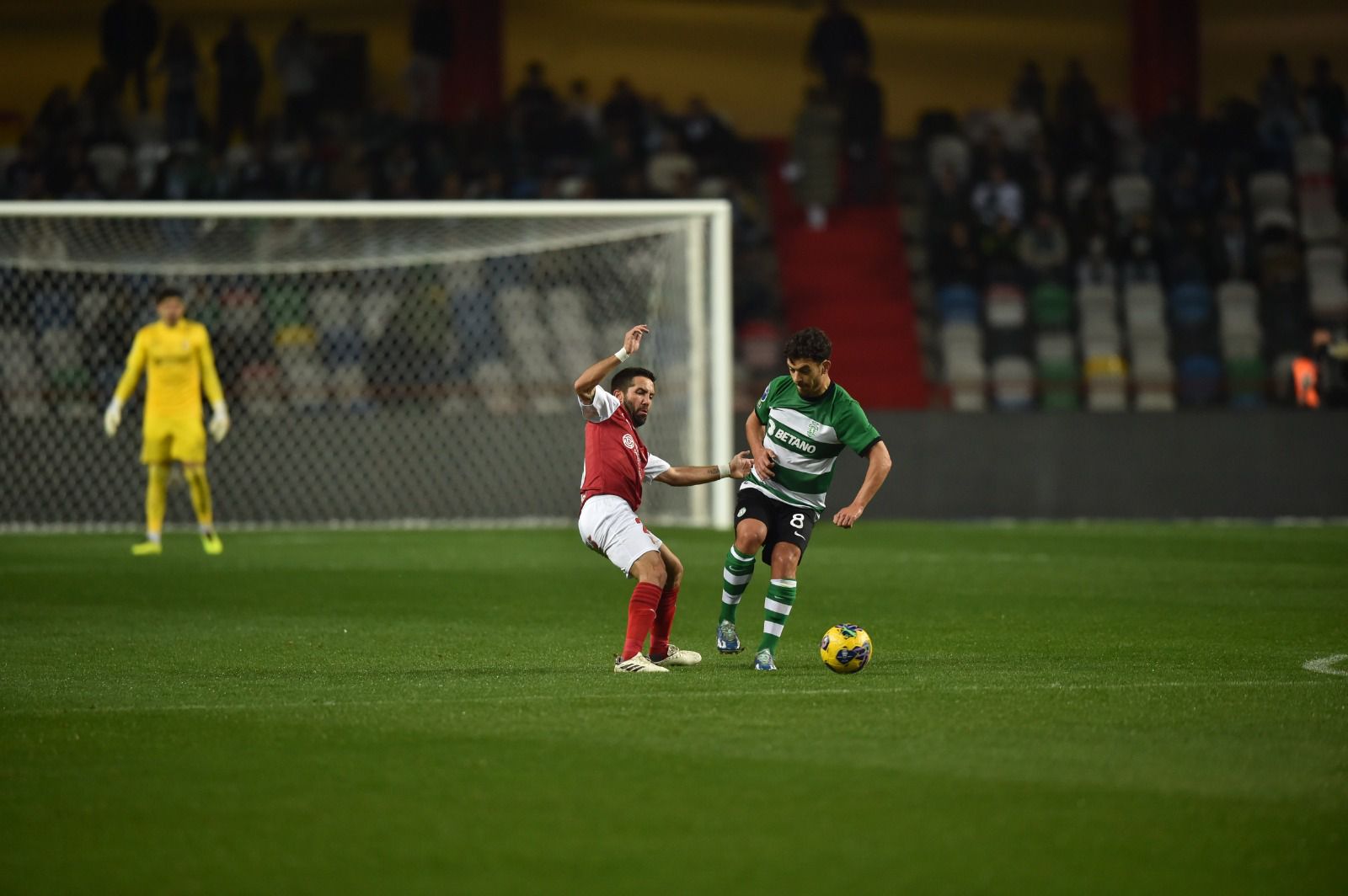 Vídeo: Pedro Gonçalves fez tremer assim a baliza de Matheus