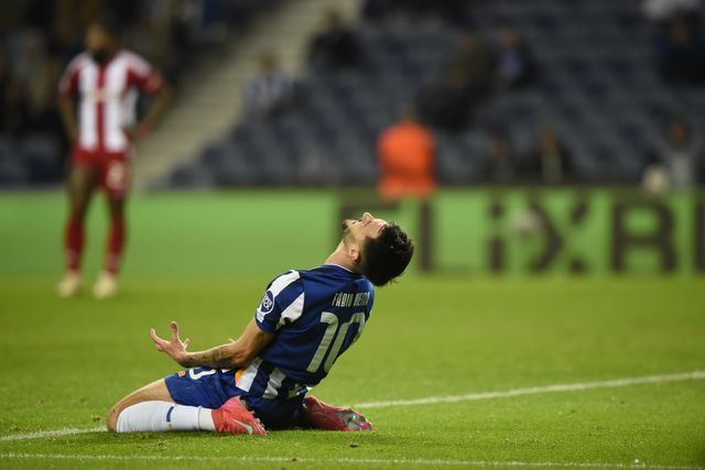 Fábio Vieira desespera, ajoelhado no relvado, na derrota do FC Porto com o Olympiakos