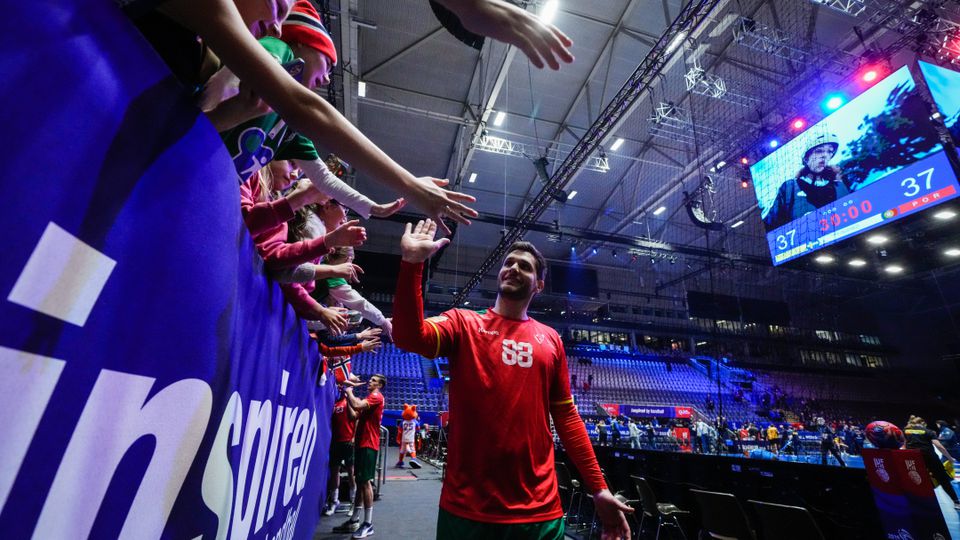 Fábio Magalhães saudado por adeptos no final do jogo entre Portugal e Suécia do Mundial de andebol