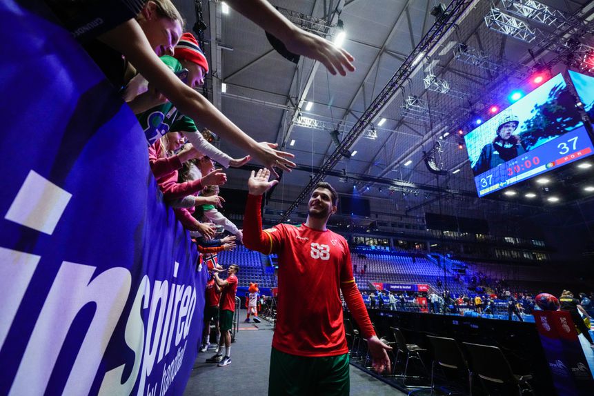 Fábio Magalhães saudado por adeptos no final do jogo entre Portugal e Suécia do Mundial de andebol