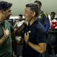 Abel Ferreira (Palmeiras) cumprimenta Pedro Caixinha (Santos)