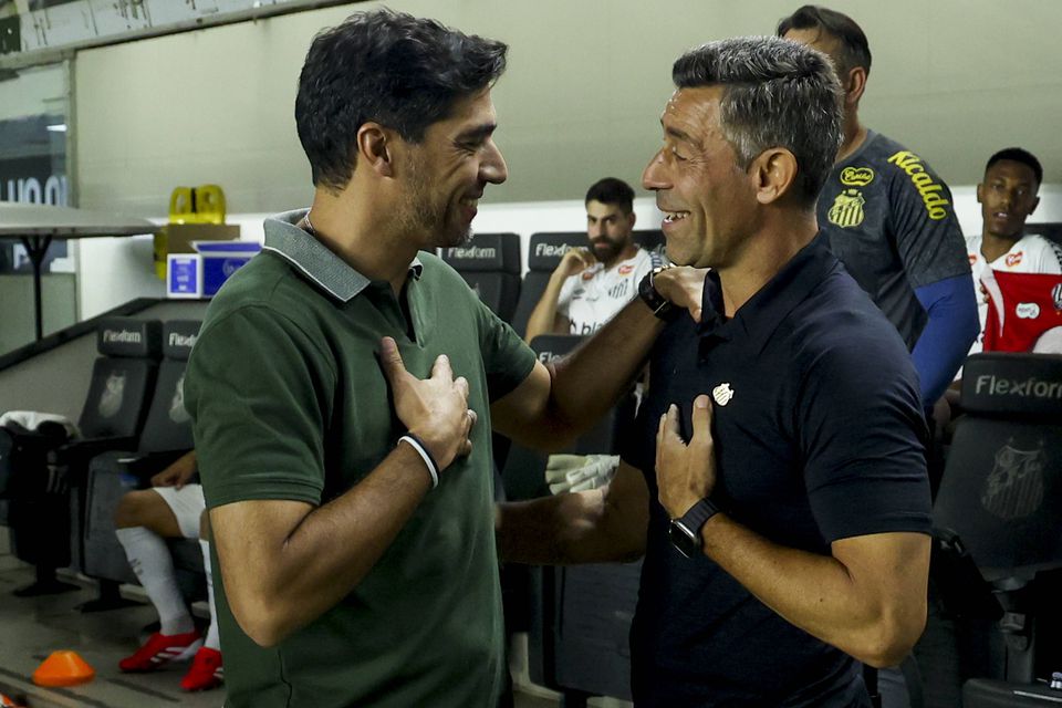 Abel Ferreira (Palmeiras) cumprimenta Pedro Caixinha (Santos)