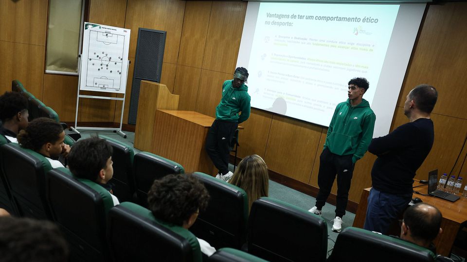 Quenda e João Simões foram palestrantes numa ação de ética destinada aos jovens de sub-14 e 15 da Academia leonina