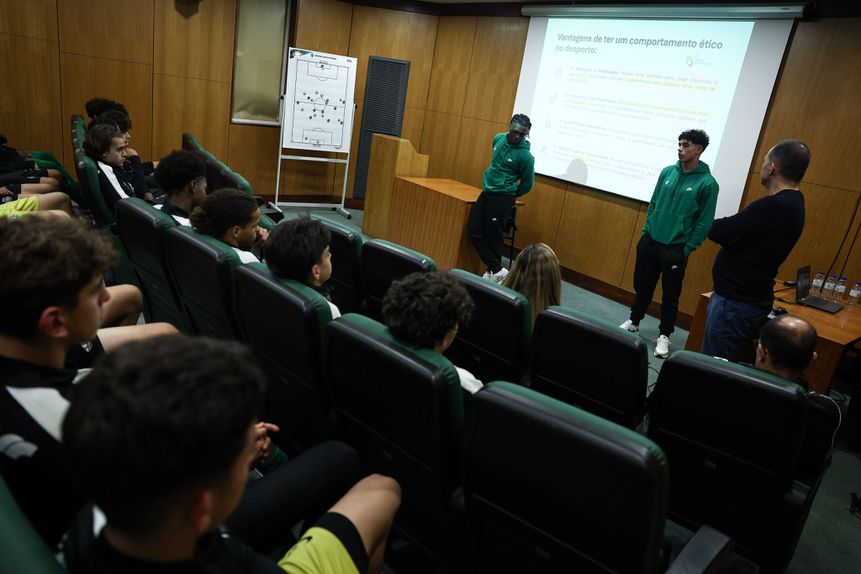 Quenda e João Simões foram palestrantes numa ação de ética destinada aos jovens de sub-14 e 15 da Academia leonina