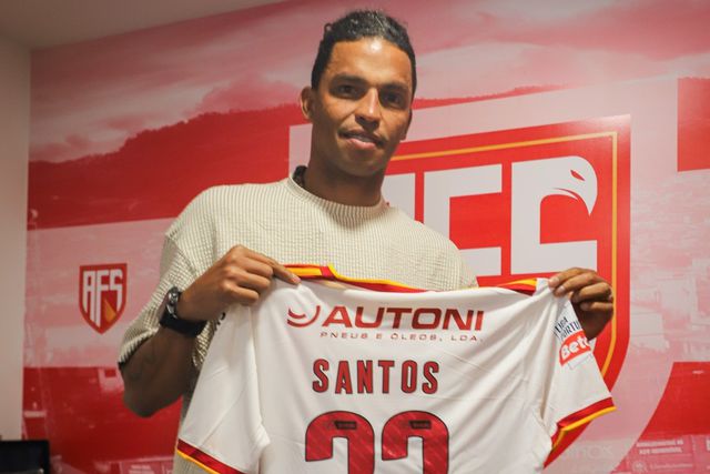 Aderllan Santos segura a camisola do Aves SAD