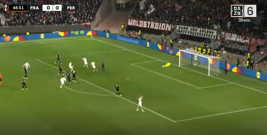 Vídeo: golo 'do outro mundo' de Uzun adianta o Eintracht