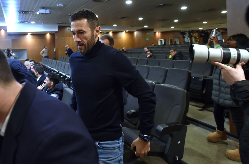Hugo Viana na sala de conferência de imprensa em Alvalade