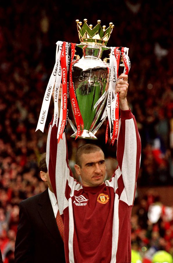 Cantona erguendo a última taça referente à Premier League, em 1997 (Foto: IMAGO)