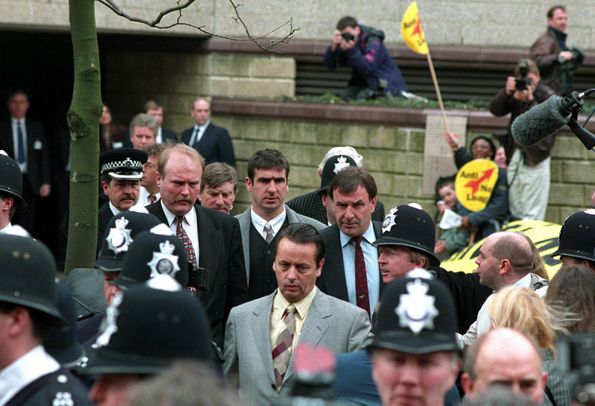 A chegada de Éric Cantona ao tribunal, em Londres (Foto: IMAGO)