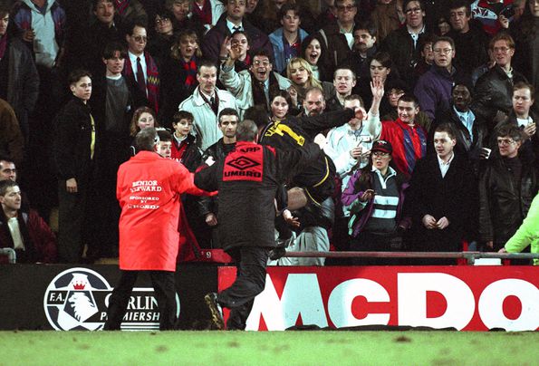 O pontapé 'kung fu' de Éric Cantona em Sulhurst Park, a 25 de janeiro de 1995 (Foto IMAGO)