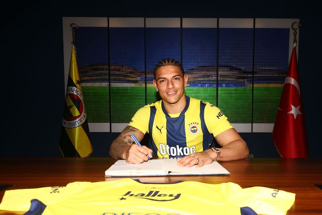 Diego Carlos assinou contrato com o Fenerbahçe