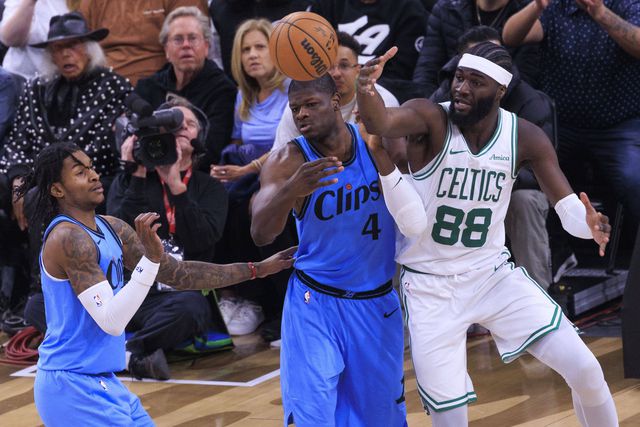 Neemias Queta em ação frente aos Clippers