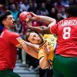 Iturriza e Salvador Salvador travam Lagergren no jogo entre Portugal e a Suécia, no Mundial de andebol