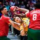 Iturriza e Salvador Salvador travam Lagergren no jogo entre Portugal e a Suécia, no Mundial de andebol