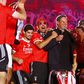 A alegria de Roger Schmidt na festa do título do Benfica, no Marquês de Pombal (foto: Rui Raimundo)