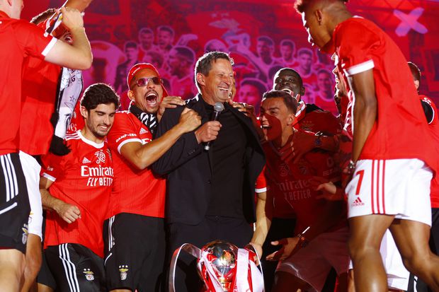 A alegria de Roger Schmidt na festa do título do Benfica, no Marquês de Pombal (foto: Rui Raimundo)