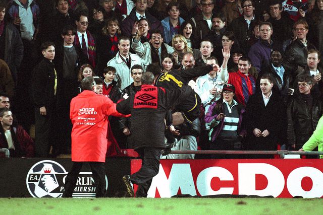 O pontapé 'kung fu' de Éric Cantona em Sulhursty Park (Foto: IMAGO)