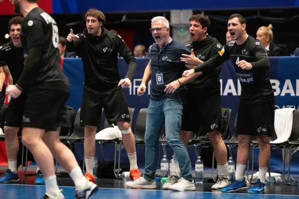 O banco de Portugal festeja golo nu Mundial de andebol, com Paulo Jorge Pereira, Miguel Oliveira, Diogo Branquinho e Pedro Portela em destaque